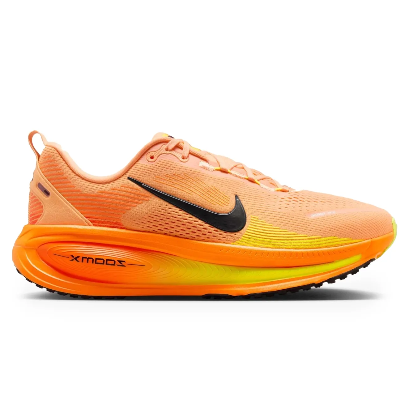 Tênis Nike Vomero 18 Masculino Laranja em ângulo lateral com detalhes em preto e amarelo